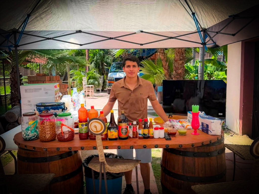Alfredo en su puesto de botanas